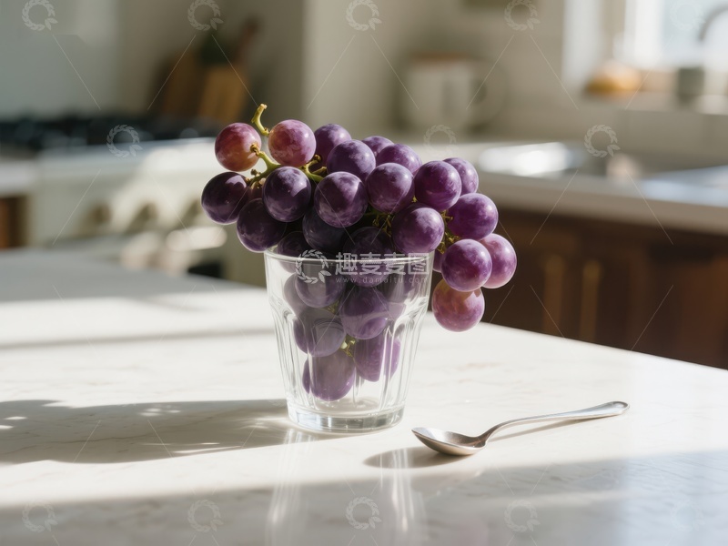高清大图下载【趣麦麦图】透明杯中的紫色葡萄