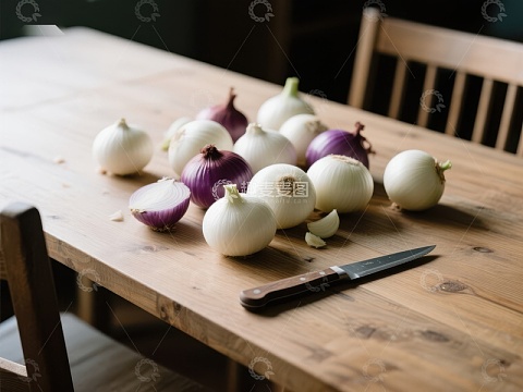 木桌上摆放的洋葱与小刀