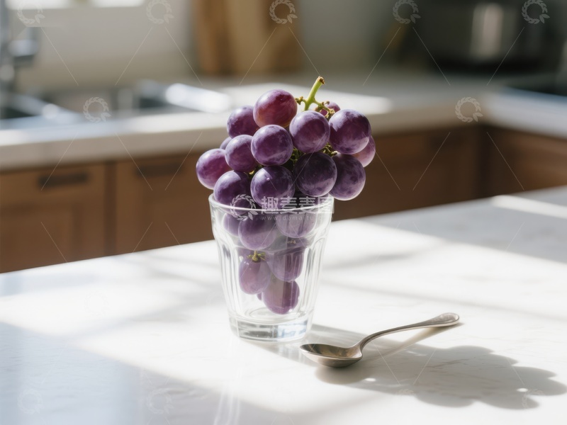 高清大图下载【趣麦麦图】透明玻璃杯中的紫色葡萄