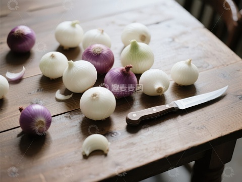 木桌上摆放的洋葱与刀具
