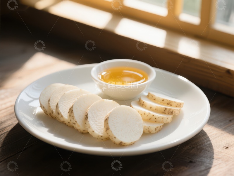 高清大图下载【趣麦麦图】白萝卜片配酱汁，阳光洒落窗边