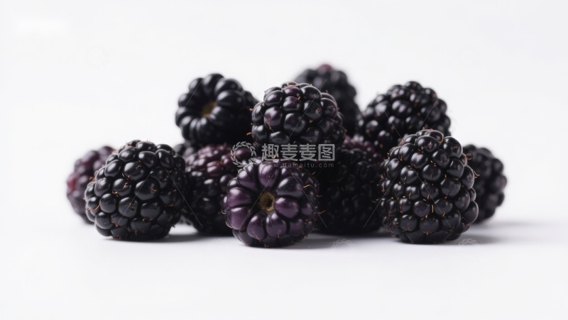 高清大图下载【趣麦麦图】新鲜黑莓堆叠在白色背景上