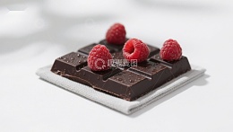 巧克力方块配覆盆子