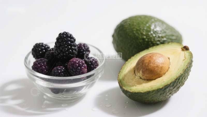 高清大图下载【趣麦麦图】新鲜黑莓与切开的牛油果