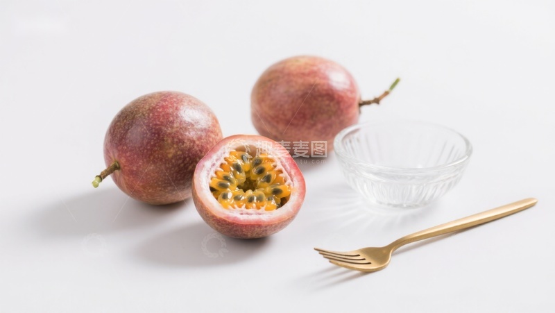 高清大图下载【趣麦麦图】新鲜百香果与金色叉子