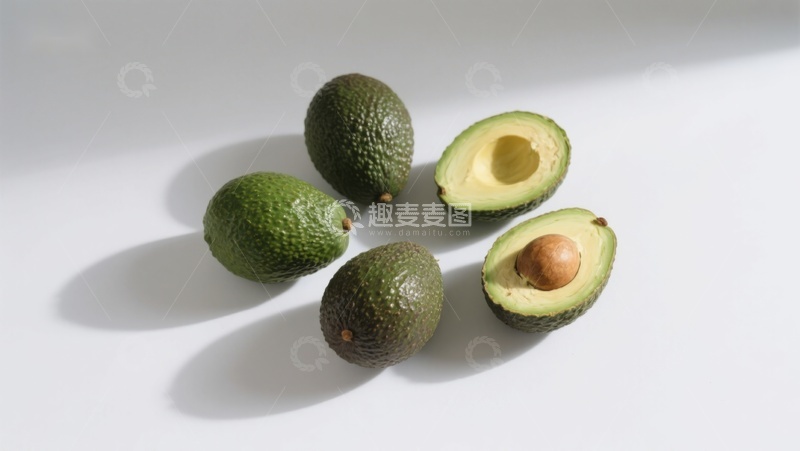 高清大图下载【趣麦麦图】新鲜牛油果与切开的半颗展示