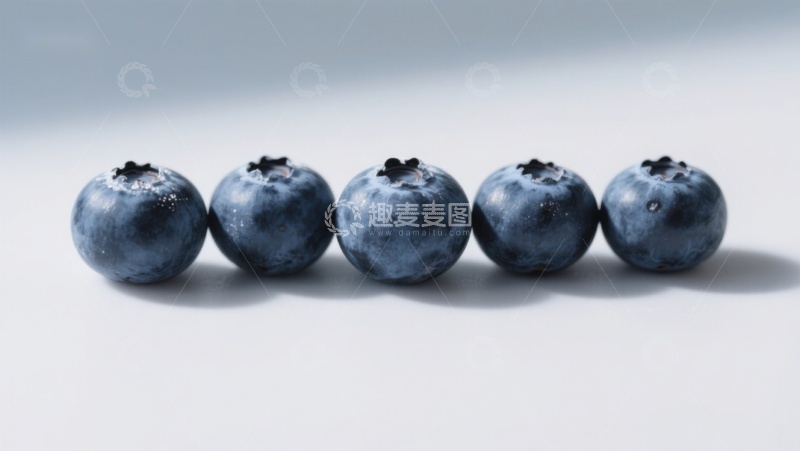 高清大图下载【趣麦麦图】五颗蓝莓整齐排列