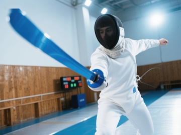 击剑运动员在室内训练