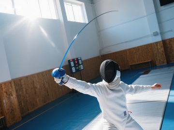 击剑运动员室内训练瞬间