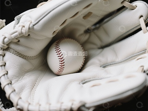 白色手套中的棒球特写