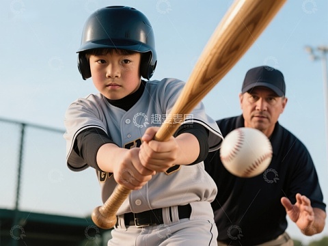 少年棒球手挥棒瞬间