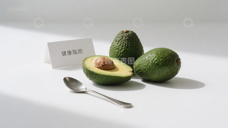 健康脂肪：鳄梨与标签的静物展示