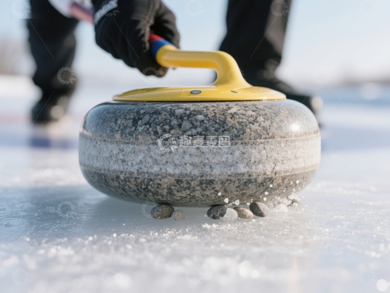高清大图下载【趣麦麦图】冰壶运动员投掷冰壶瞬间