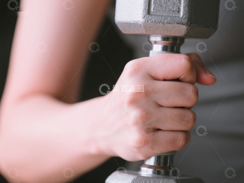 高清大图下载【趣麦麦图】紧握哑铃的手部特写