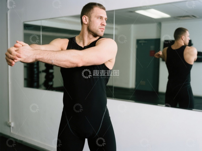 高清大图下载【趣麦麦图】男子在舞蹈室伸展手臂