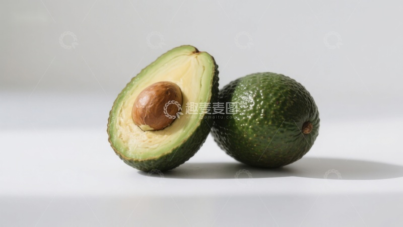 高清大图下载【趣麦麦图】新鲜牛油果，一半切开展示果核