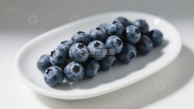 新鲜蓝莓整齐排列于白色盘中
