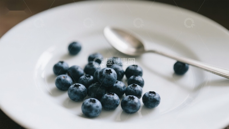 高清大图下载【趣麦麦图】蓝莓与勺子置于白色盘中