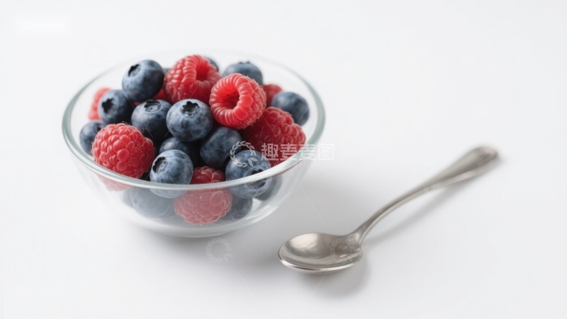 高清大图下载【趣麦麦图】新鲜蓝莓与覆盆子的玻璃碗