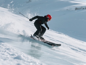 滑雪者在雪坡上疾驰