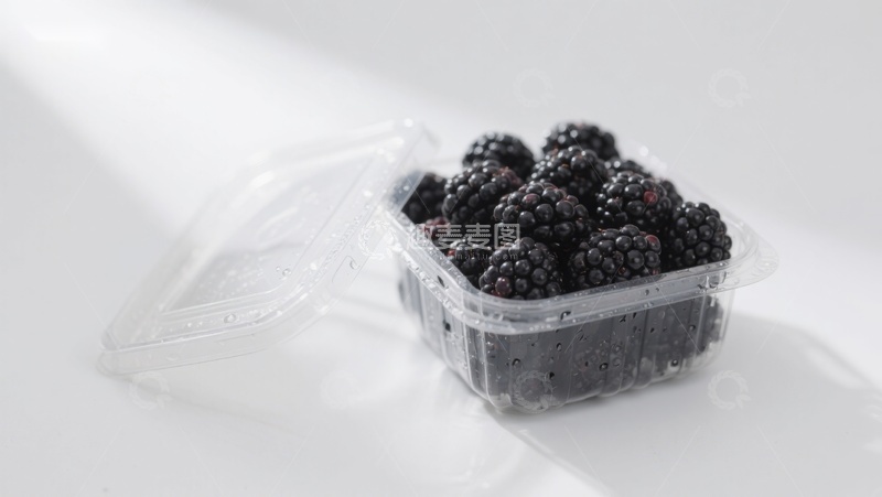 高清大图下载【趣麦麦图】透明盒中的新鲜黑莓