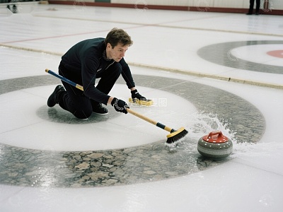 冰壶运动员专注刷冰