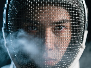 击剑者透过面罩凝视