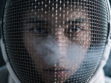 击剑选手专注瞬间