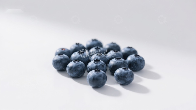 高清大图下载【趣麦麦图】新鲜蓝莓静置在白色背景上