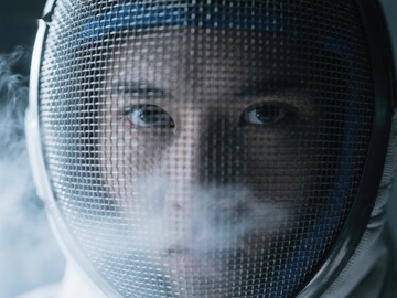 击剑者专注的眼神