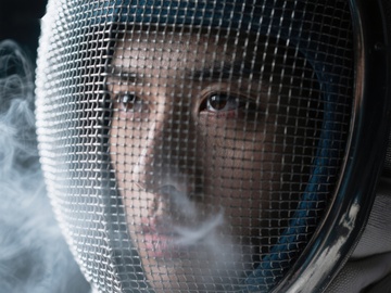 击剑选手专注瞬间