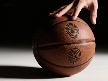 手触篮球，指纹印记清晰可见