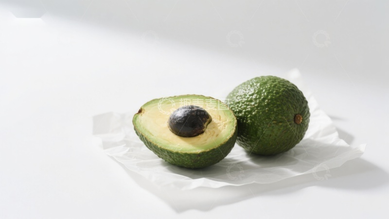 高清大图下载【趣麦麦图】新鲜牛油果，一半切开展示果核