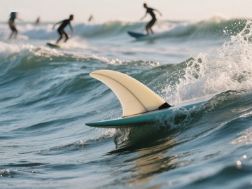 海浪中的冲浪板特写