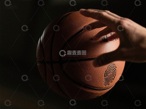 手握篮球，光影交错瞬间
