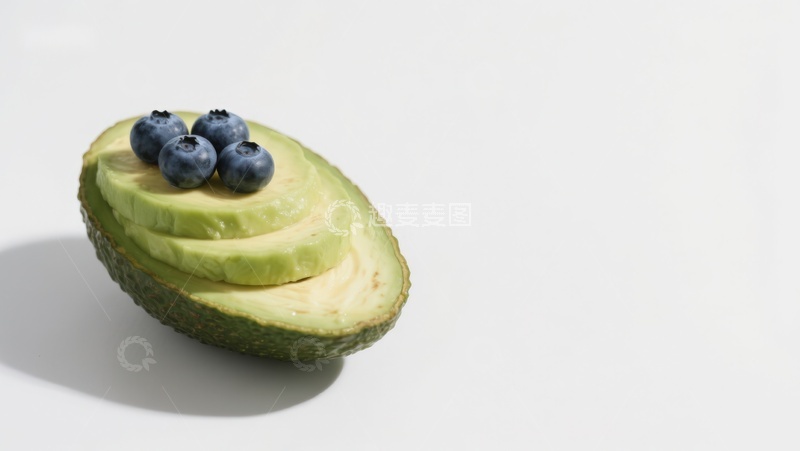 高清大图下载【趣麦麦图】切开的牛油果上摆放着蓝莓