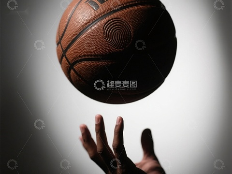 篮球空中飞舞，手准备接球