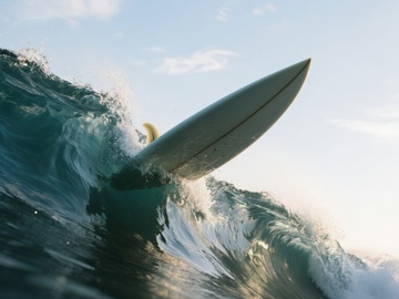 冲浪板划破海浪瞬间
