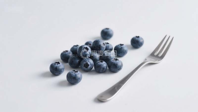 高清大图下载【趣麦麦图】蓝莓与叉子的静物组合