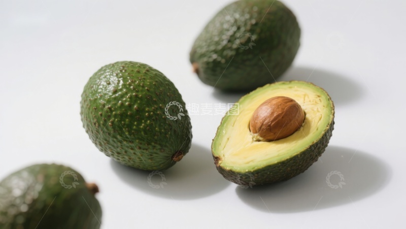高清大图下载【趣麦麦图】新鲜牛油果与切开的半颗展示