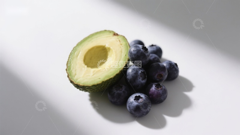 高清大图下载【趣麦麦图】牛油果与蓝莓的静物组合