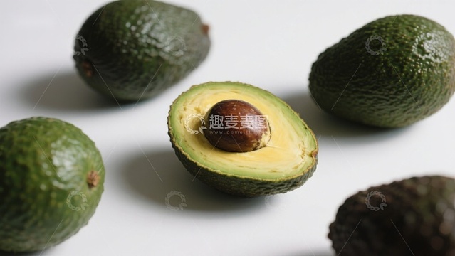 新鲜牛油果切半展示