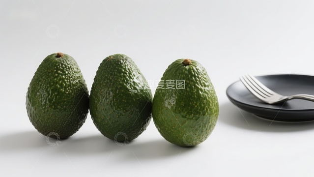 三个牛油果与盘子叉子的静物组合
