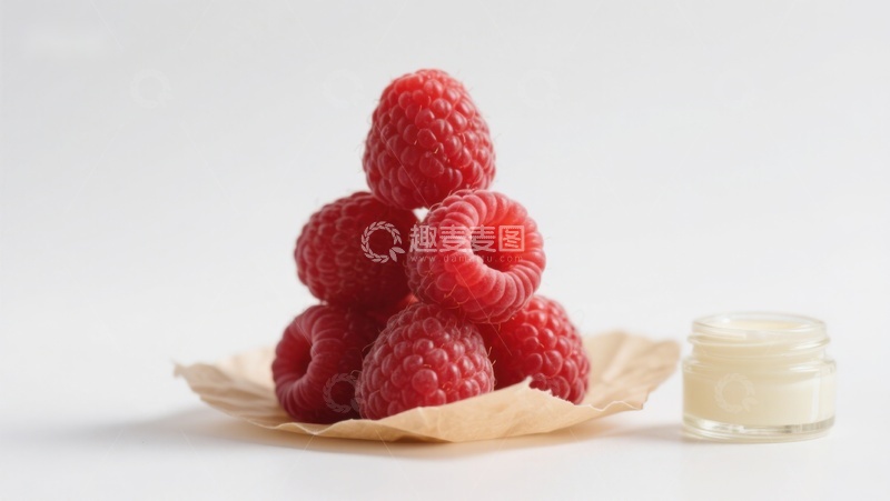 高清大图下载【趣麦麦图】新鲜覆盆子与奶油罐