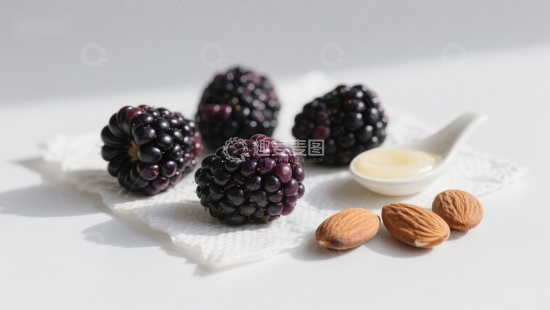 高清大图下载【趣麦麦图】黑莓、杏仁与蜂蜜的健康组合