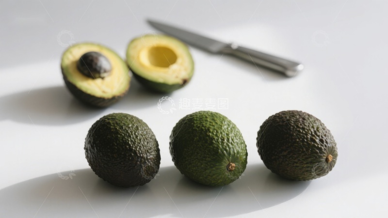 高清大图下载【趣麦麦图】新鲜牛油果与切开的半颗展示