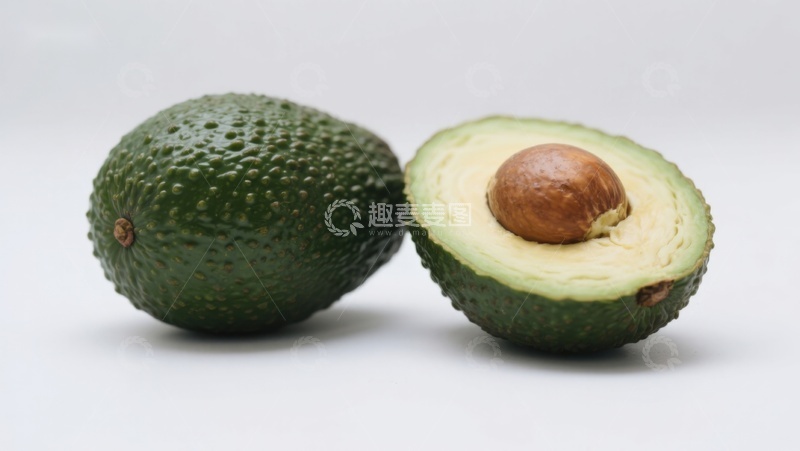 高清大图下载【趣麦麦图】新鲜牛油果，一半切开展示果核