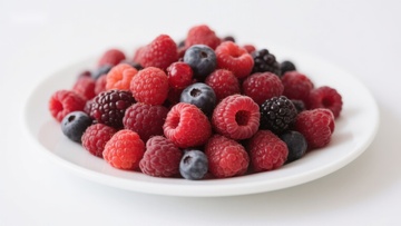 新鲜浆果盛放在白色盘中