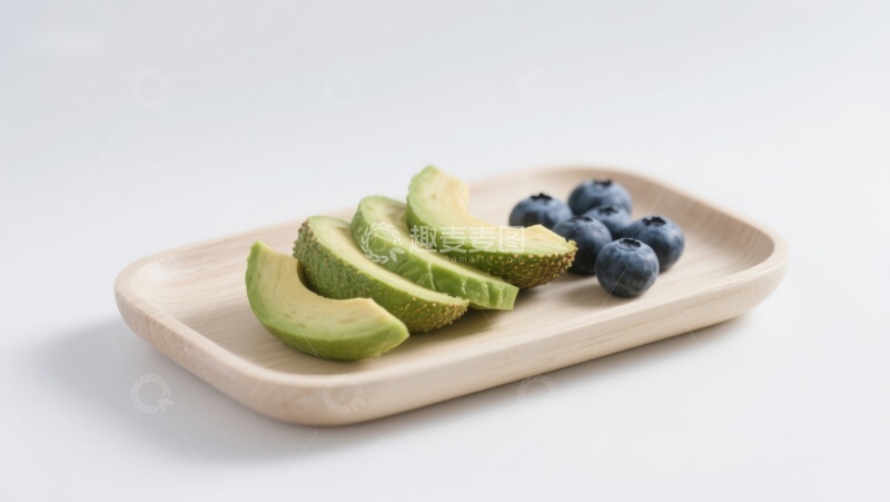 高清大图下载【趣麦麦图】木盘上的牛油果片与蓝莓