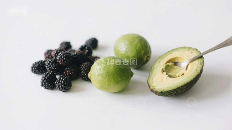 高清大图下载【趣麦麦图】新鲜水果组合：黑莓、青柠与牛油果